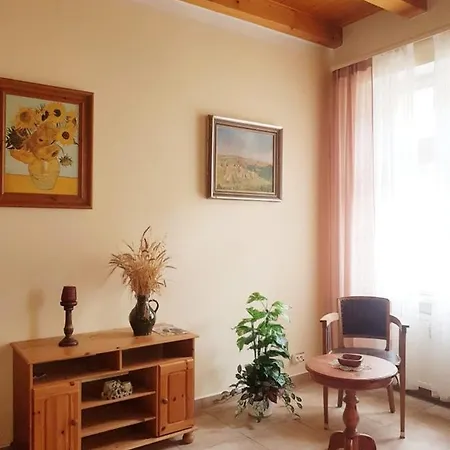 Centrum דירה קרלובי וארי